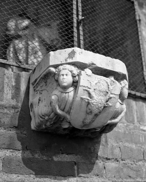 Vue d'ensemble de trois-quarts gauche.