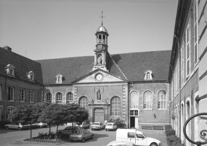 Aile ouest vue depuis la cour