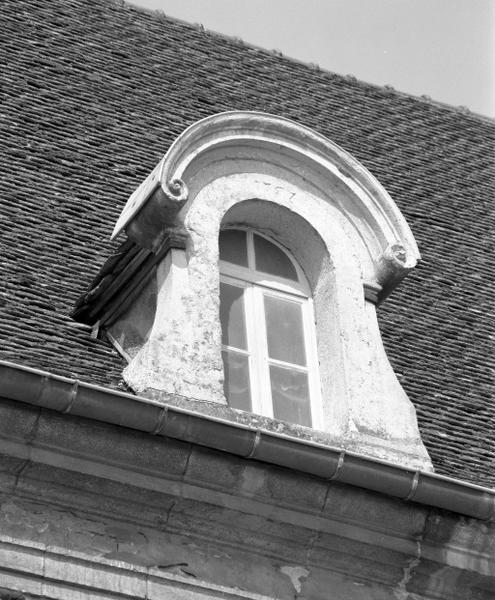 Lucarne de l'aile ouest située à droite de la façade de la chapelle