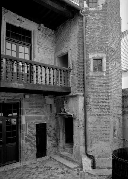 Corps principal, façade sur cour et tour d'escalier.