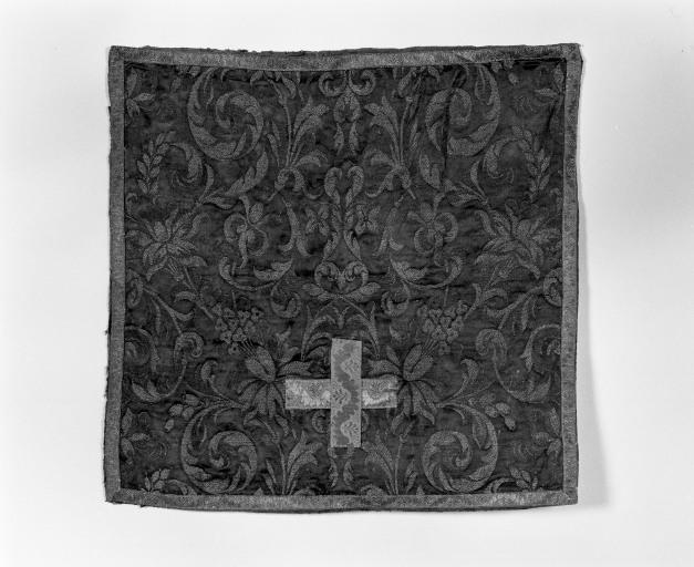 Chasuble (ornement rouge) (1)