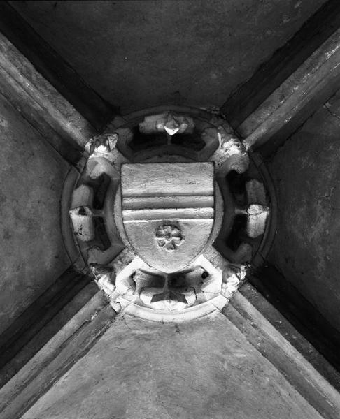 Chapelle latérale, clef de voûte de la deuxième travée aux armes d'Ugny la Chaux