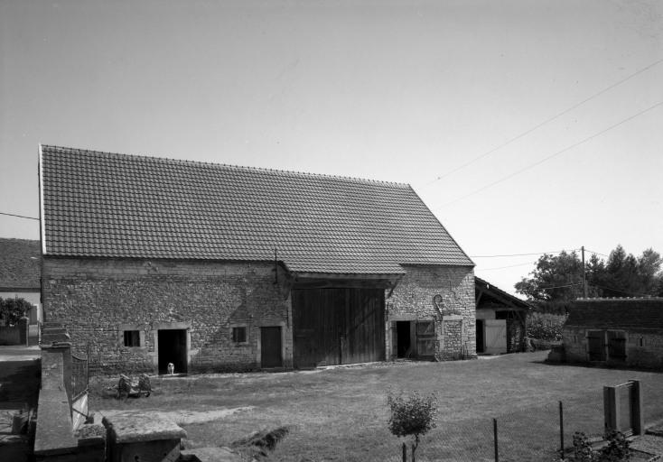 Ferme (1980 AO 23) : dépendances.