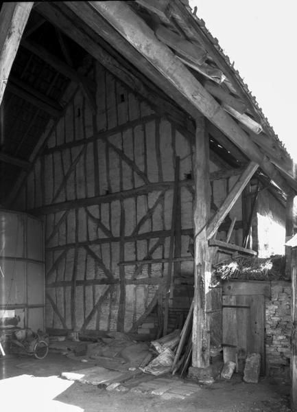Ferme (1980 AO 14), mur de refend droit de la grange.