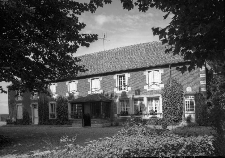 Ferme (1980 AT 119).
