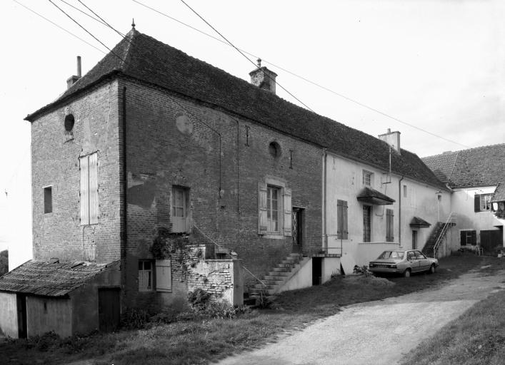 Bâtiment à gauche de la cour.