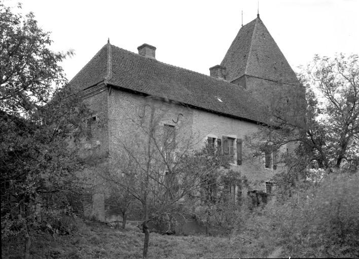 Bâtiment d'habitation et donjon, vue prise du fossé sud-est.