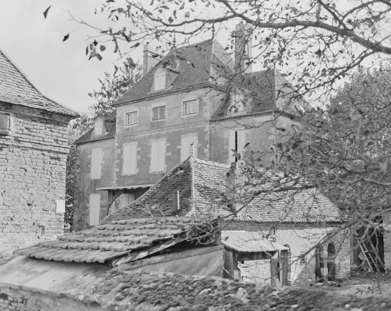 Le logis. Vue prise depuis la rue.