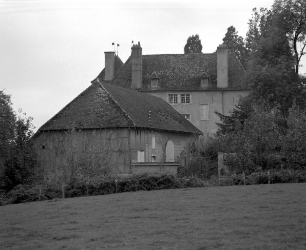 Bâtiment agricole à pan-de-bois et façade postérieure du château, vue prise du nord.