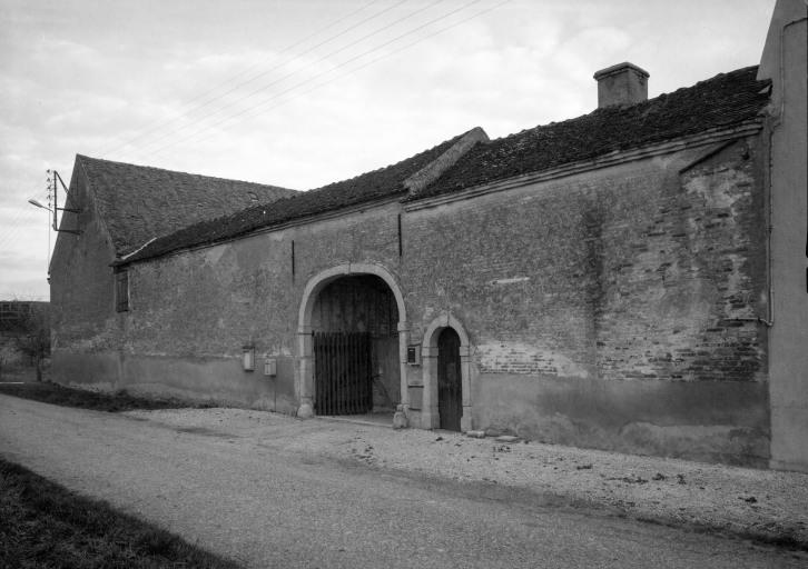 Corps de passage et mur-pignon du bâtiment des dépendances.