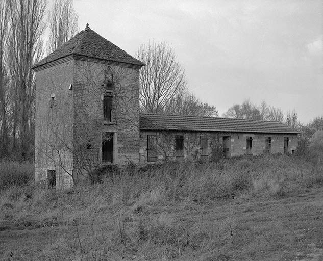 Colombier et porcheries.