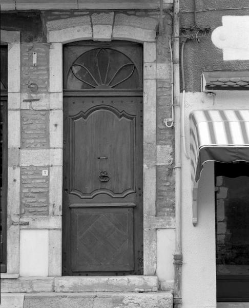 Porte de la maison n° 4.