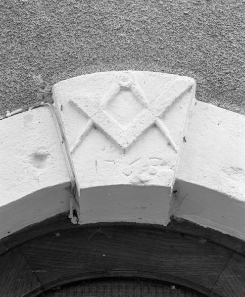 Porte en plein-cintre, détail de la clef décorée et datée 1758.