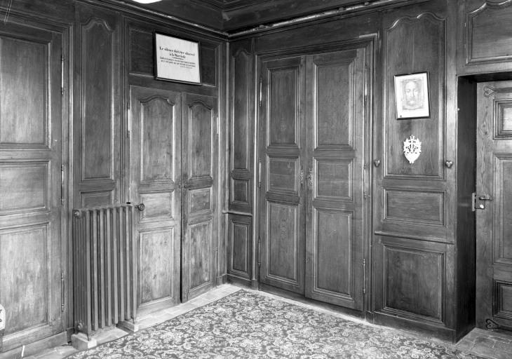 Armoire de sacristie.