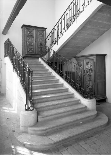 Aile gauche, escalier d'accès à l'étage