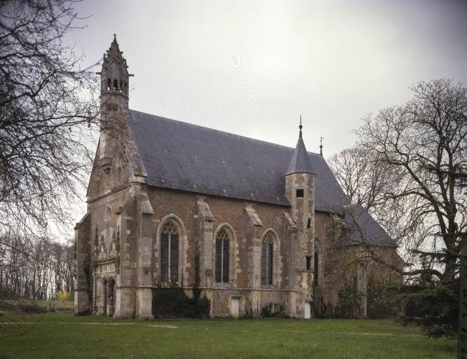 Chapelle de l'ancien château, vue d'ensemble de trois-quarts droit.