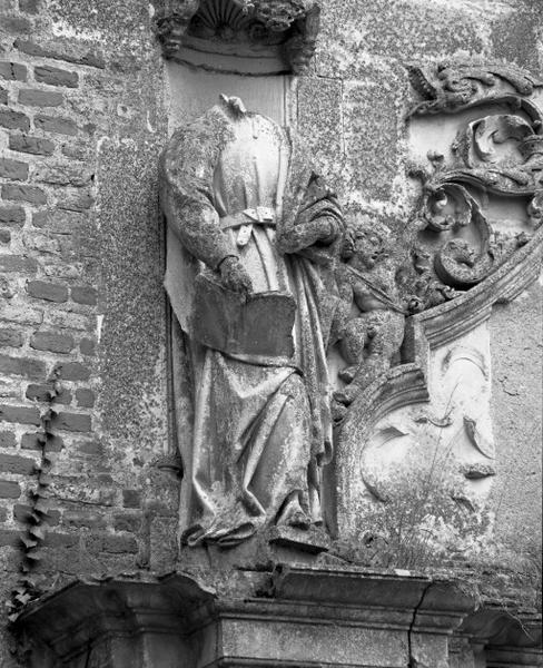 3 statues (d'applique, en pendant, décor d'élévation extérieure) : Vierge à l'Enfant, saint Pierre, saint Paul