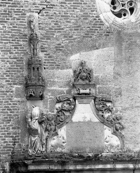 Fronton gauche et statue de saint Pierre.
