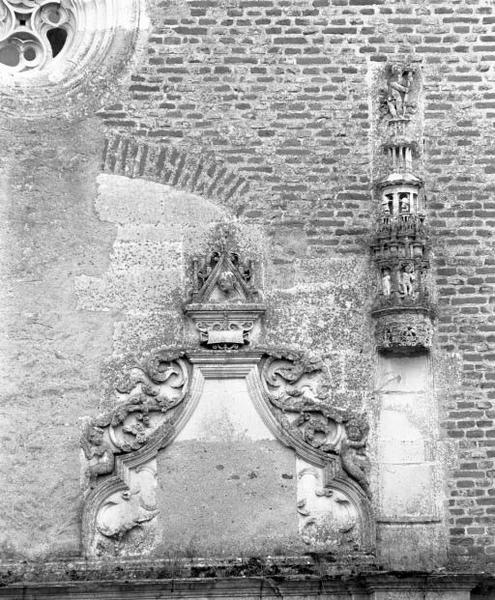 Fronton droit.