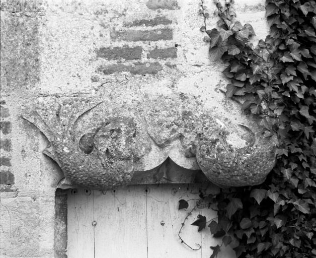 Chapelle de l'ancien château : linteau de la porte de la tour d'escalier.