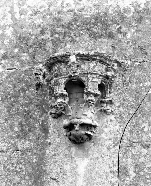 Chapelle de l'ancien château : console sur le 2e contrefort droit de la nef.