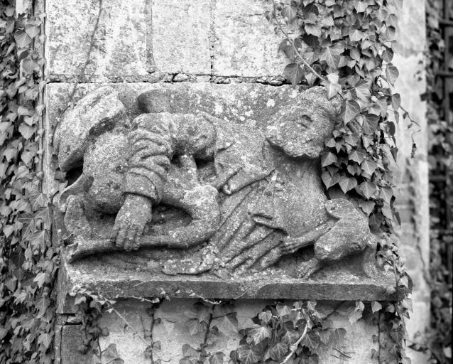 Joueur de cornemuse sur le larmier du contrefort droit de la chapelle droite.