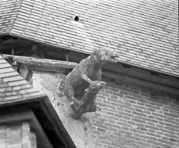 Gargouille sur le contrefort de l'angle formé par la chapelle droite et le choeur.