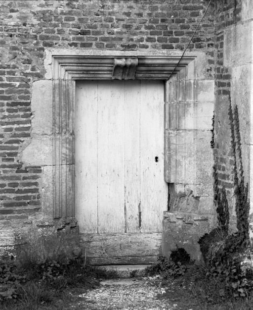 Chapelle de l'ancien château : porte latérale droite de la nef.