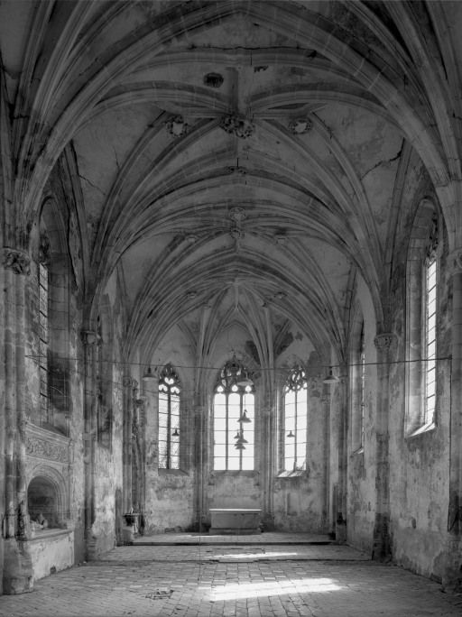 Chapelle de l'ancien château : nef et choeur, vue prise de l'entrée.