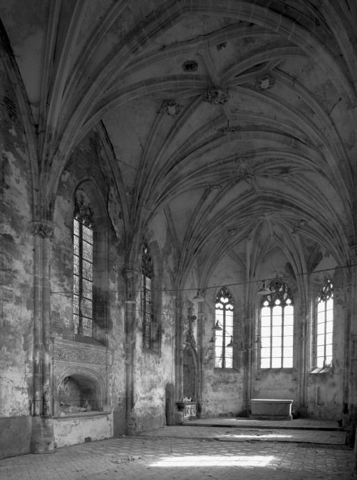 Chapelle de l'ancien château : nef et choeur, vue de trois-quarts.