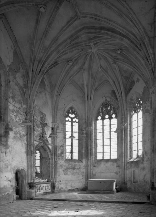 Chapelle de l'ancien château : choeur, vue de trois-quarts gauche.