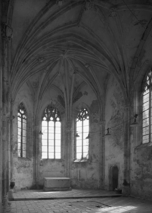 Chapelle de l'ancien château : choeur, vue de trois-quarts droit.