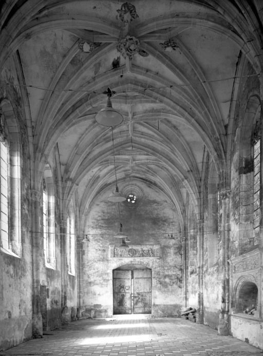 Chapelle de l'ancien château : nef, vue prise du choeur.