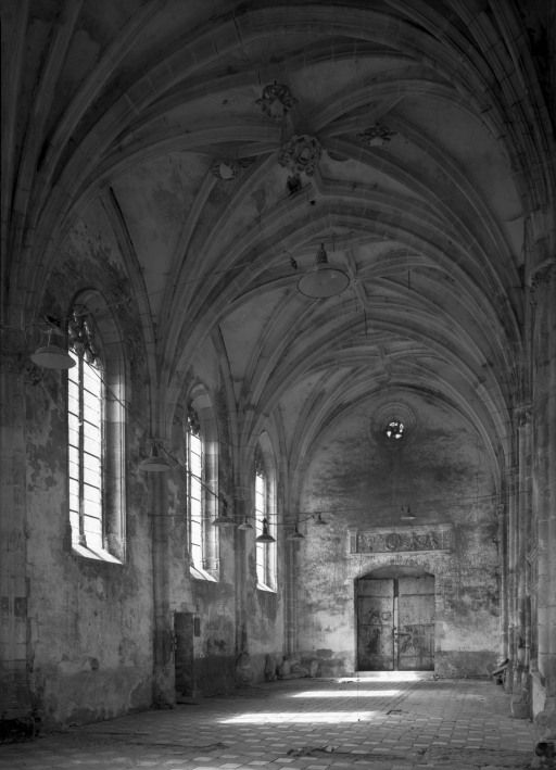 Chapelle de l'ancien château : nef, vue prise du choeur.