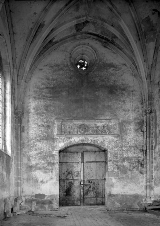 Chapelle de l'ancien château : mur antérieur de la nef.