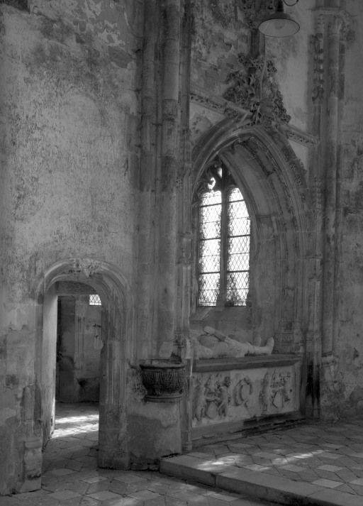 Chapelle de l'ancien château : porte d'accès et arcade de la chapelle gauche.