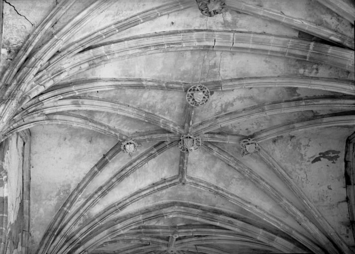 Chapelle de l'ancien château : voûte de la 4e travée de la nef.