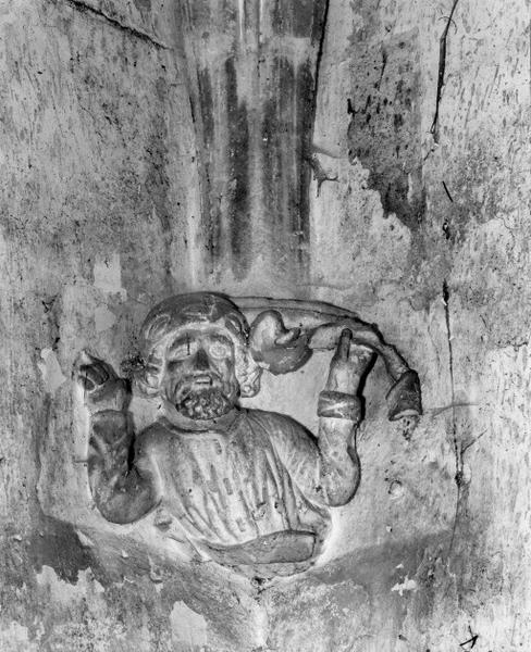 Culot de la chapelle gauche.