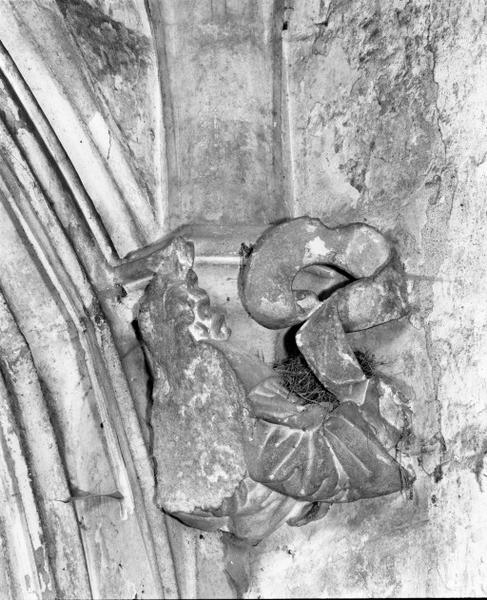Culot de la chapelle gauche.