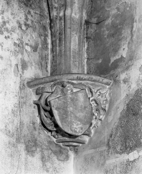 Culot de la chapelle droite.