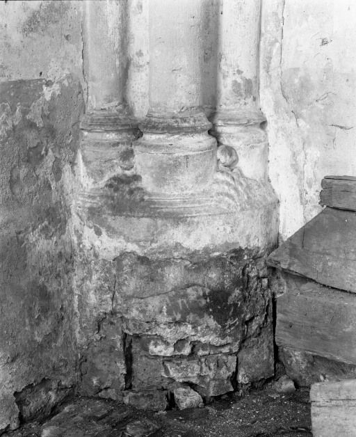 Chapelle de l'ancien château : base des colonnettes de l'angle antérieur droit de la nef.