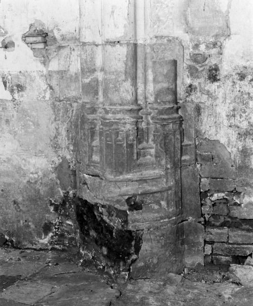 Chapelle de l'ancien château : base des colonnettes à droite, entre les 3e et 4e travées de la nef.
