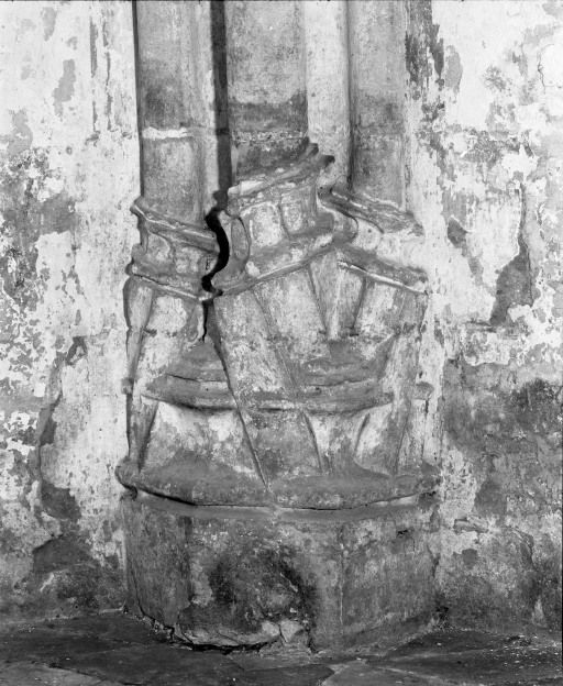 Chapelle de l'ancien château : base des colonnettes à droite du choeur.