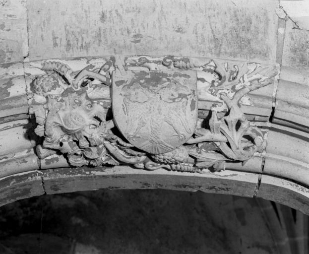 Chapelle de l'ancien château : écu aux armes de Jean de Vienne ornant la porte d'accès à la chapelle droite.