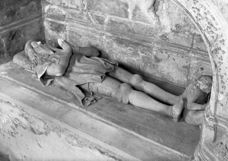 Le gisant de trois-quarts droit.