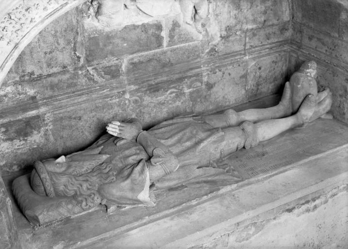 Le gisant de trois-quarts gauche.