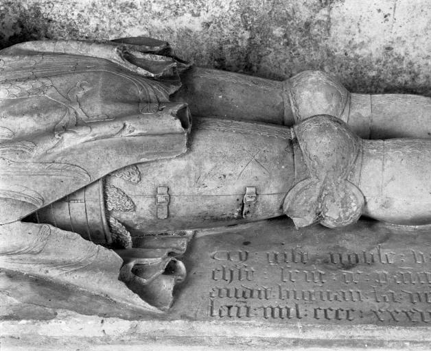 Gisant, détail des jambes.