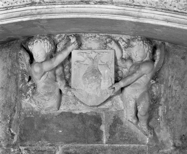Gisant, détail des armoiries tenues par des anges.