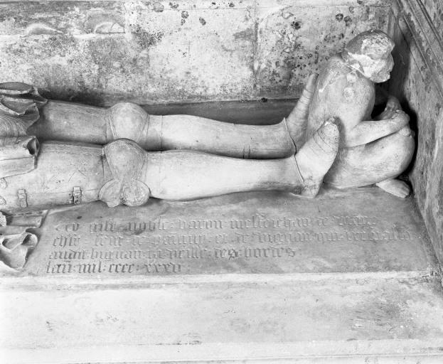 Gisant, détail des jambes et du singe.