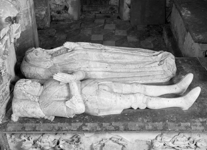 Les gisants de trois-quarts, vue depuis le choeur.